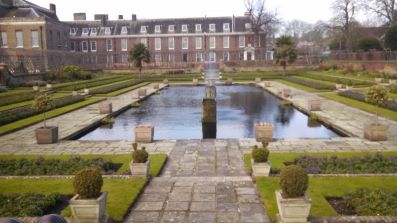 Pond at kensington Palace